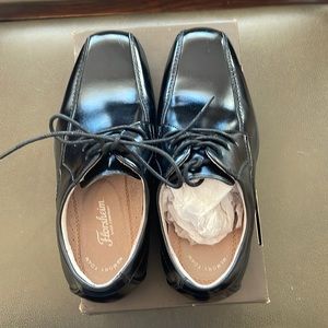 Brand new, in the box, Florsheim Reveal Bike OX boys dress shoes size 3.